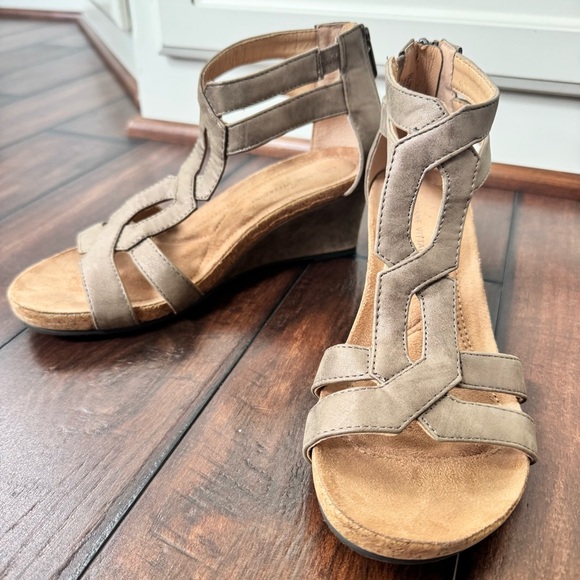 Like NEW Adrienne Vittadini Gorgeous Bronze Wedge Sandals - Picture 1 of 10